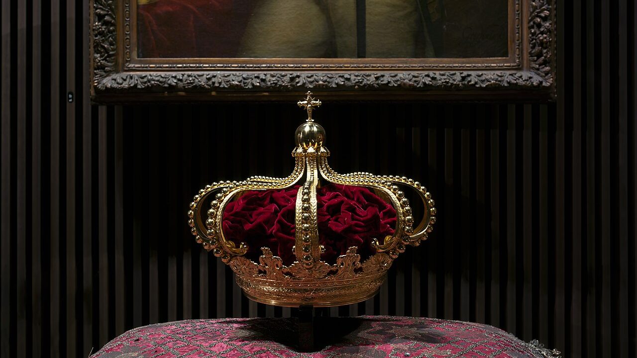 Royal Crown made in Brazil by António Gomes da Silva in 1817, Royal Treasure Museum, Lisbon, Portugal